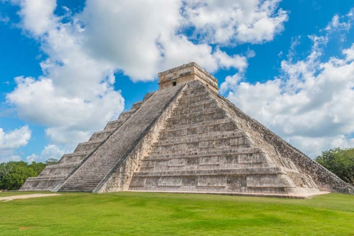 Investigadores del INAH hallan disco con jeroglíficos mayas en Chichén Itza