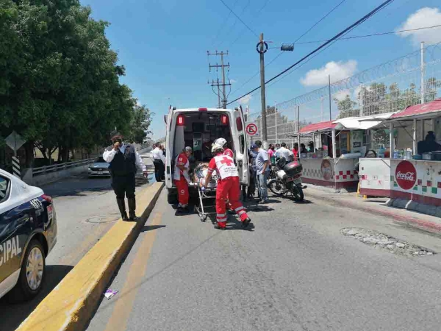  Tanto el peatón como el motociclista fueron trasladados a un hospital, a bordo de una ambulancia.