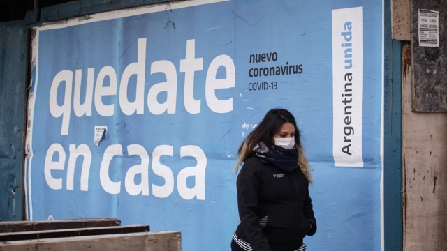 Argentina rompe récord de casos diarios de COVID.