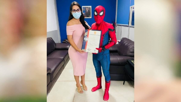Estudiante recibe título universitario vestido de Spider-Man.