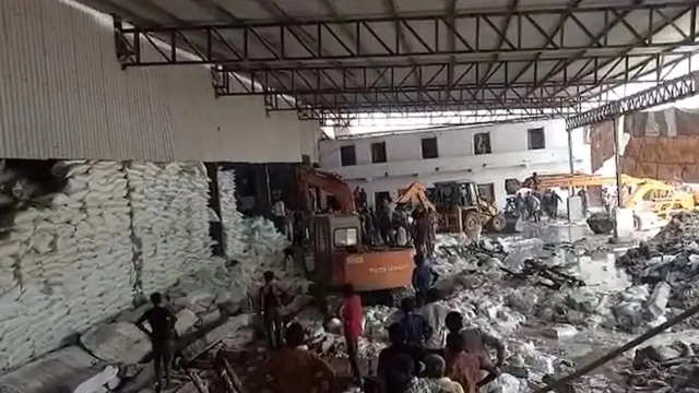 Derrumbe en una planta de sal en India deja al menos 12 muertos