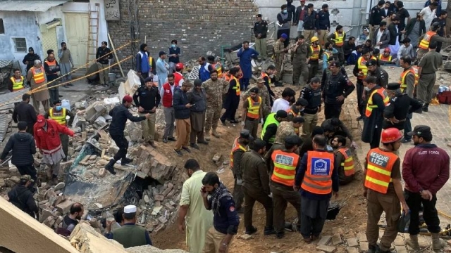 Ataque suicida en mezquita de Pakistán deja al menos 34 muertos y 150 heridos