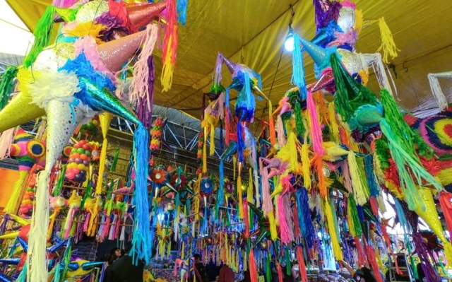 Entre colores y tradiciones: La historia detrás de las piñatas en las posadas