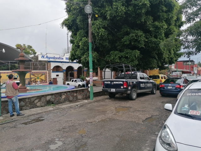 Vecinos de Ocotepec retienen a varios policías