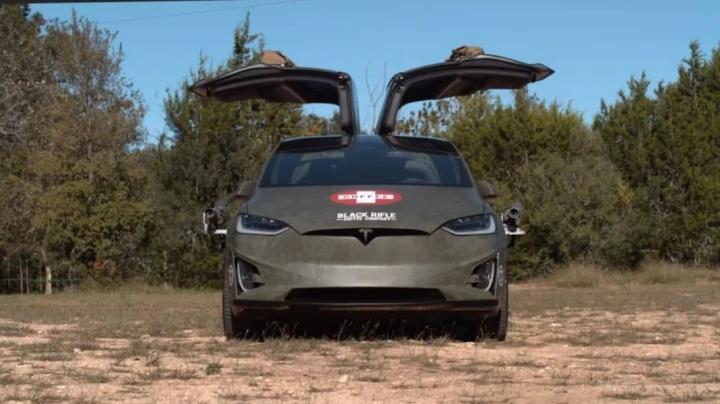 Lo que nos faltaba: un Tesla Model X con dos ametralladoras incorporadas