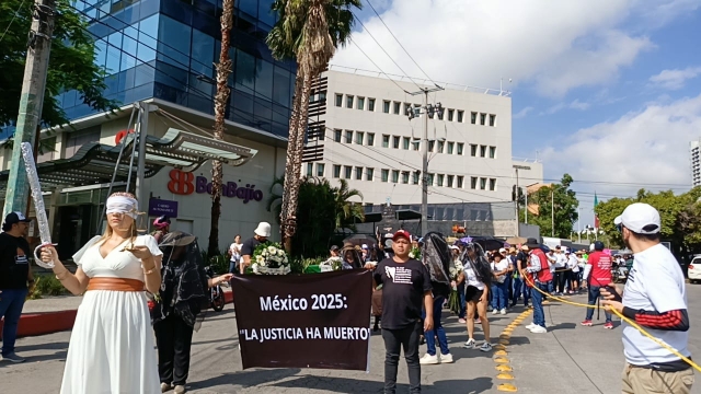 Marchan contra reforma judicial, en Cuernavaca