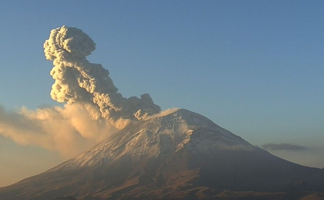 Marina alista sobrevuelo al cráter del volcán Popocatépetl