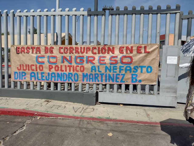 Integrantes de la asociación &quot;Gustavo Salgado&quot;, en protesta en la sede del Congreso. 