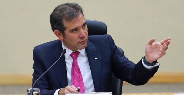 Córdova rechaza renunciar al INE por buscar la Presidencia