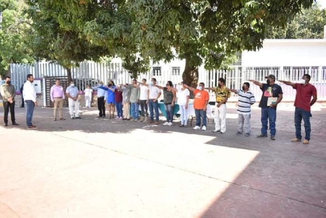 Las nuevas autoridades auxiliares tomaron protesta en la explanada de la Casa de la Cultura.