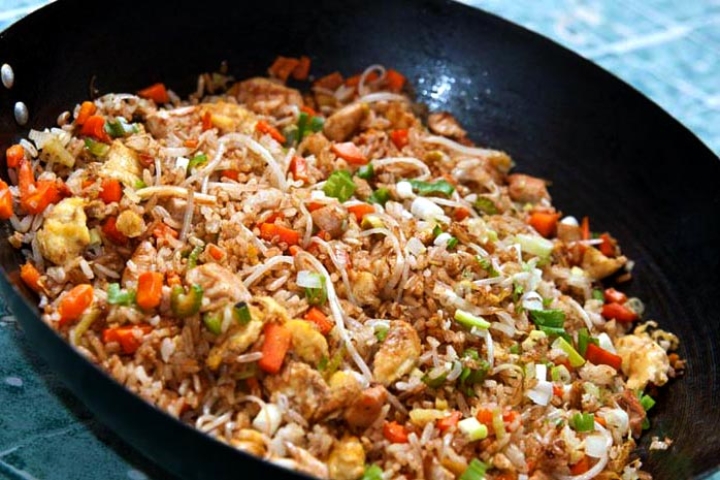 Disfruta de un delicioso arroz frito chino con verduras, receta fácil y deliciosa
