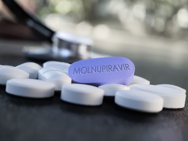 OMS da luz verde al molnupiravir, primer tratamiento oral contra COVID-19