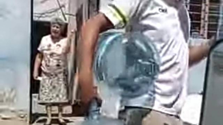 Abuelita insulta a repartidores de agua y se hace viral (VIDEO)