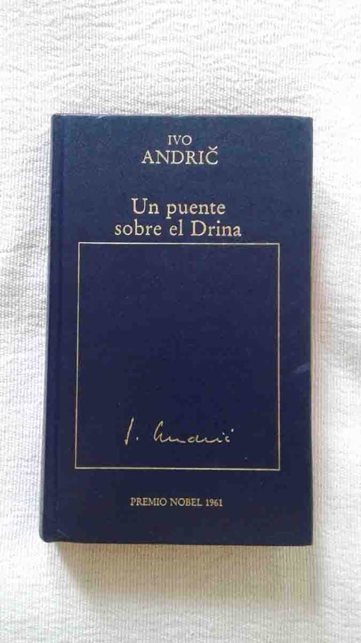 La edición de Un puente sobre el Drina que lanzó la editorial Orbis, en 1985, como parte de su colección «Los Premios Nobel», consta de 411 páginas. 