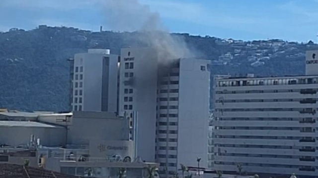 Controlan fuerte incendio en Hotel Emporio de Acapulco