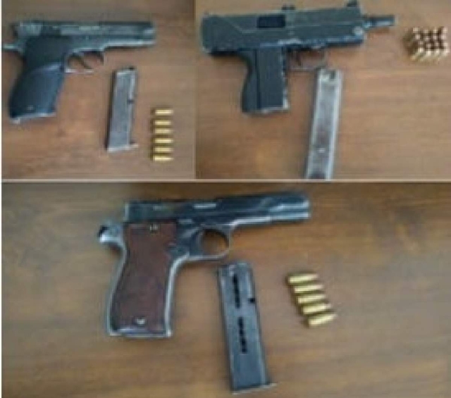 Las pistolas que presuntamente tenían los ahora detenidos.