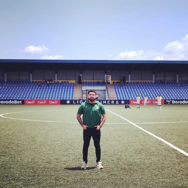 Con pasión y dedicación el técnico morelense Alejandro Muñoz está cumpliendo el sueño de dirigir en el extranjero, como auxiliar técnico en el máximo circuito del futbol nicaragüense.