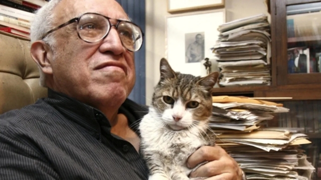 Carlos Monsiváis: El Cronista que Amó a sus Gatos Tanto como a sus Libros