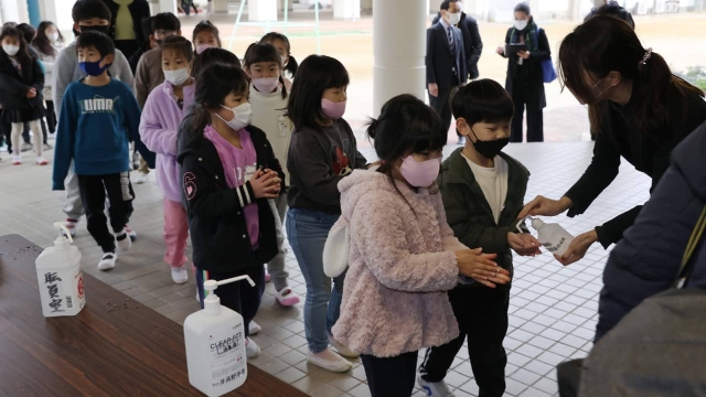Japón aprueba vacunar contra COVID a niños.