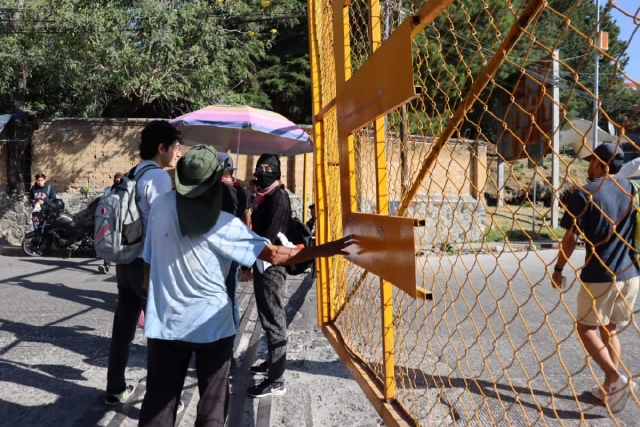 Alumnos del llamado Movimiento Estudiantil Revolucionario cerraron los accesos al campus Chamilpa de la UAEM en protesta por el asalto que sufrieron dos estudiantes en una Ruta 1 el lunes pasado. 