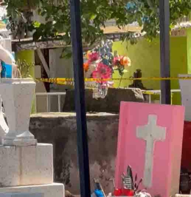 Las personas que llevaban a cabo la inhumación de su familiar refirieron desconocer el cuerpo y las pertenencias encontradas en el lugar, por lo que dieron parte a las autoridades.