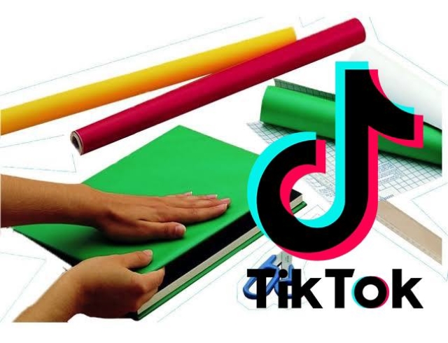 Forrar libretas se vuelve tendencia cómica en TikTok