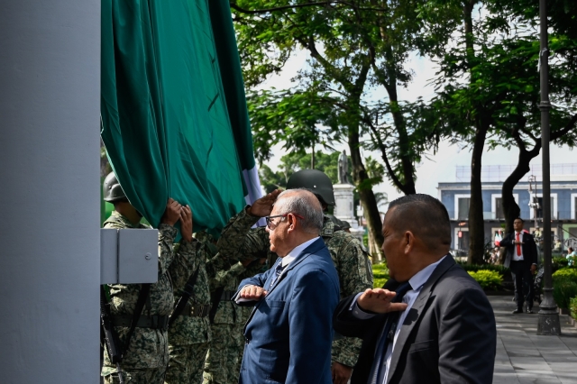 Honra CES al lábaro patrio por el 214 Aniversario de la Independencia de México