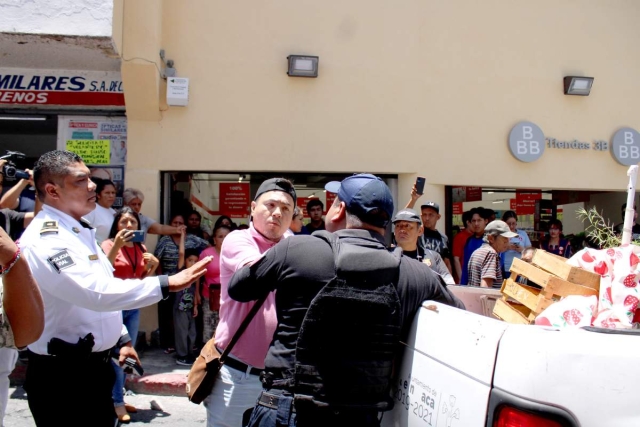 Fuerzas federales apoyaron la intervención del Ayuntamiento ayer en calles del Centro para continuar el reordenamiento del comercio informal.   