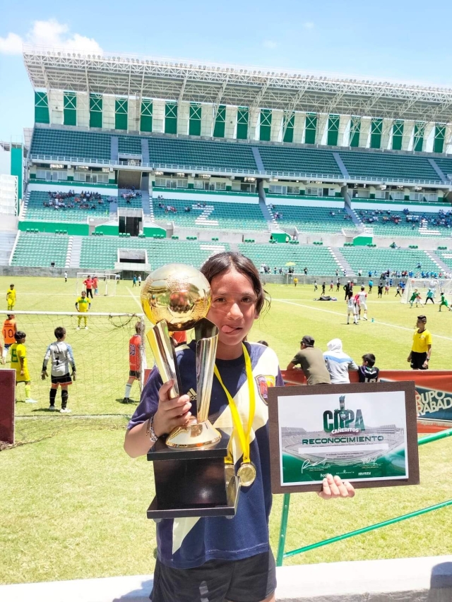 Regina Andrade, gran defensa del conjunto Nido Águila.