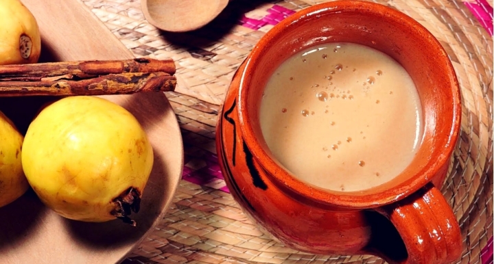 Dale vida a tus mañanas con atole de guayaba