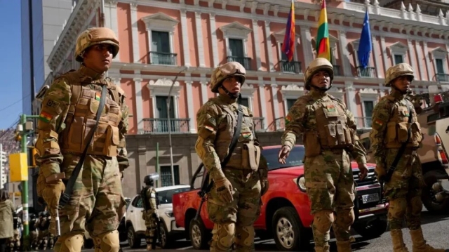 Luis Arce nombra nuevos comandantes del Ejército tras intento de golpe