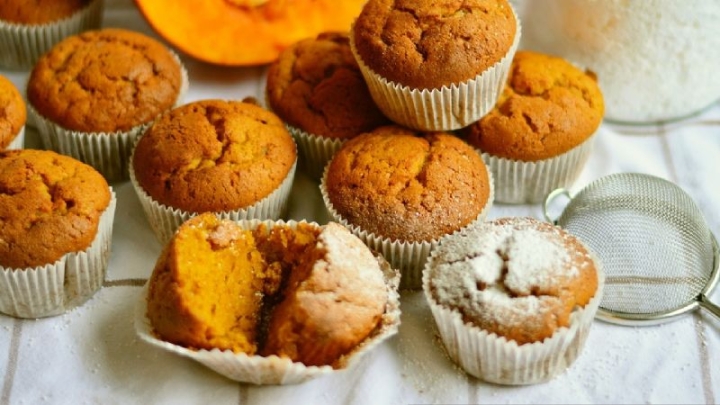 Prepara estos ricos cupcakes de calabaza y ponle el toque dulce al otoño