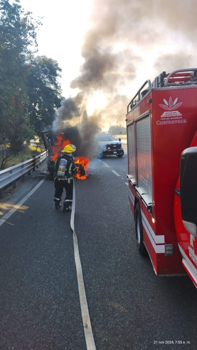 El reporte sobre el vehículo siniestrado ocurrió sobre la autopista Cuernavaca-México, a la altura del poblado de Chamilpa. 