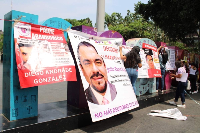En una protesta en el zócalo de Cuernavaca, mujeres colocaron pancartas y lonas con imágenes y datos de personas que han incumplido con el pago de pensiones alimenticias. 