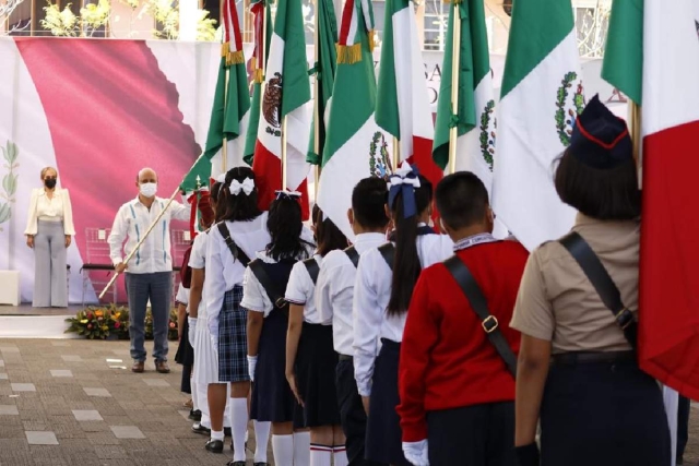 La entrega en las escuelas fue realizada a propósito del Día de la Bandera.