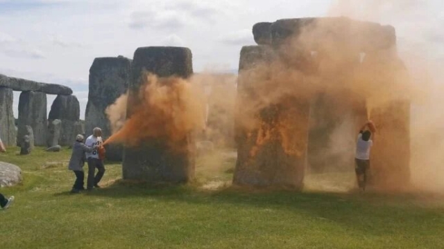 Dos activistas detenidos por rociar pintura naranja en Stonehenge