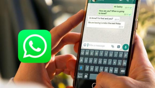 Una publicación hizo explotar la controversia: hay moderadores de WhatsApp que revisan mensajes y videos de chats. Pero hay un detalle obvio.