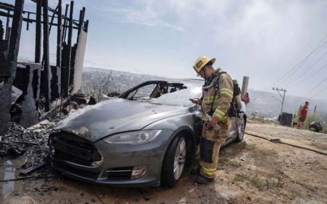 Tesla conectado a poste de luz se incendia en Tijuana