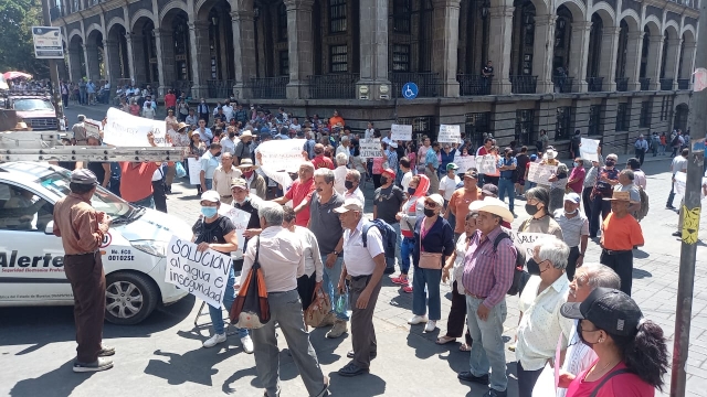 Protestan en el centro de Cuernavaca y amagan con plantón permanente