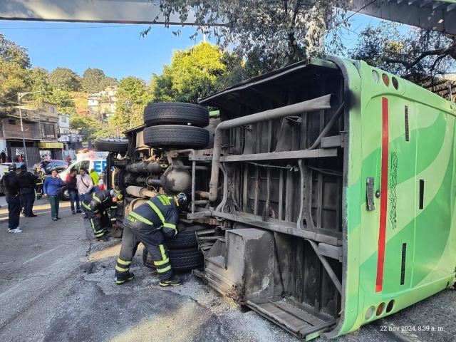 Volcadura de camión en la México-Cuernavaca deja 32 heridos