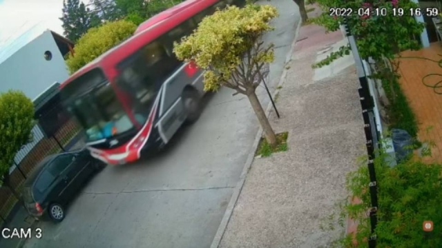 Niño roba autobús descompuesto, lo maneja por más de 30 cuadras y al chocar lo abandona