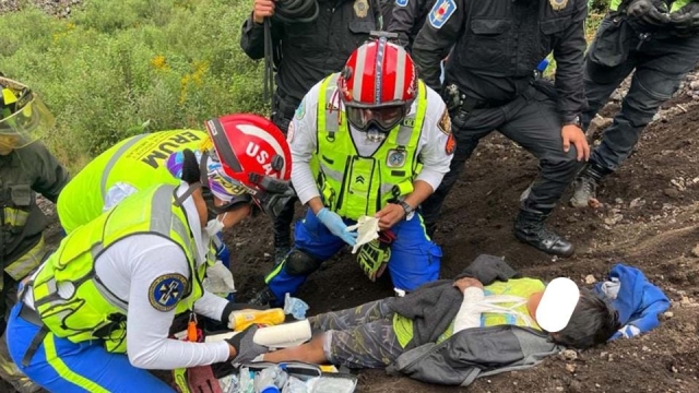 Rescatan a niño que cayó al cráter del volcán Xitle en CDMX