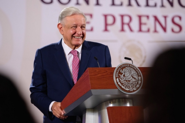 AMLO critica el &#039;sensacionalismo&#039; sobre el huracán Beryl; pide calma