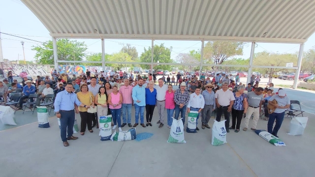 Entrega alcalde fertilizante y semilla a 248 productores de maíz de Jiutepec