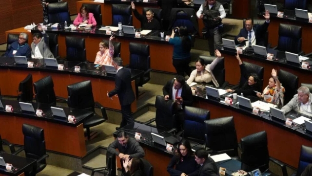 Senado aprueba reforma para que Pemex y CFE sean empresas públicas