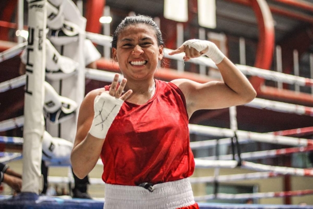 La peleadora del gimnasio Bic Man de Jiutepec, Luz Adriana “La Zurdita” Cañedo, se coronó en la categoría juvenil 17-18 años, en 52 kilogramos.