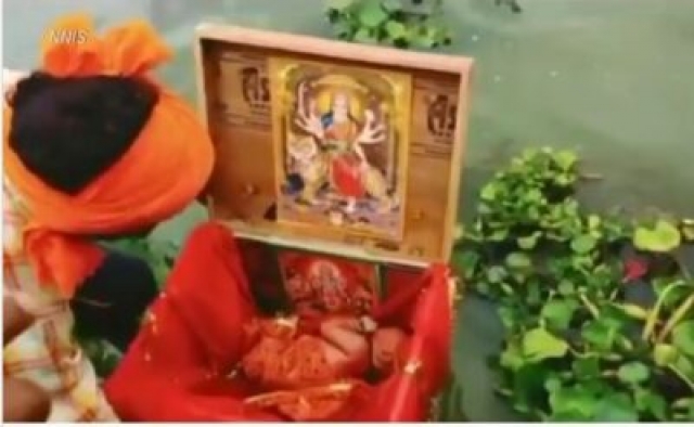 Encuentran a niña de un mes flotando dentro de una caja en el río Ganges, India