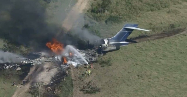 Se estrella e incendia avión con 21 personas a bordo.