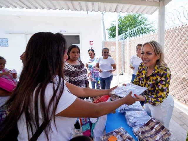 Entrega DIF de Cuautla uniformes a los centros de atención infantil