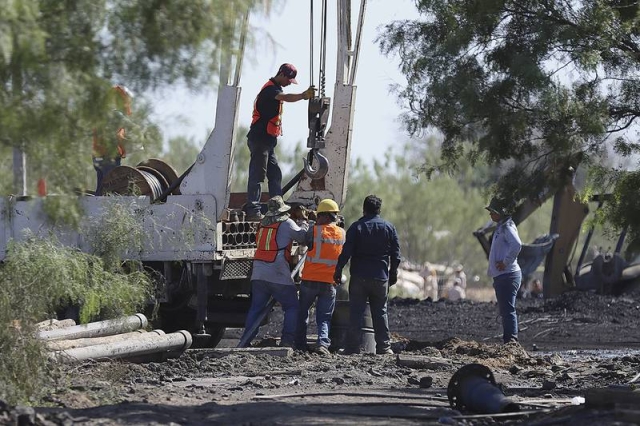 Familiares de mineros en Coahuila reclaman: ‘Entréguenlos vivos o muertos’